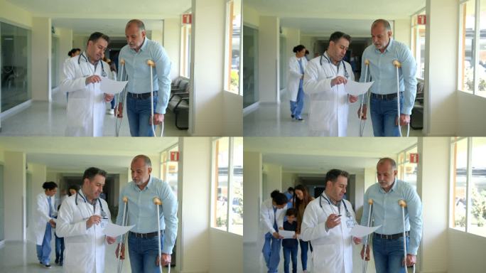 整形医生在医院用拐杖向老年患者解释处方