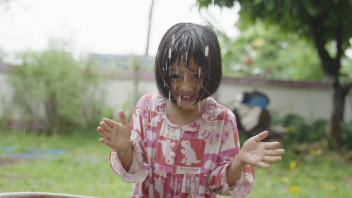 在雨中玩耍的女孩。
