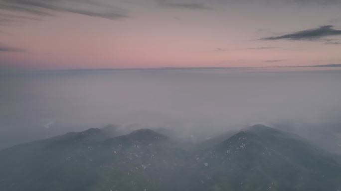 日落时，山上起了雾