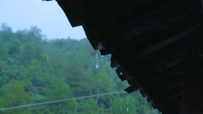 下雨雨景屋檐雨天怀旧老房子