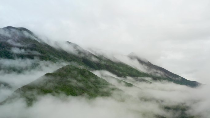 云雾中的山脉