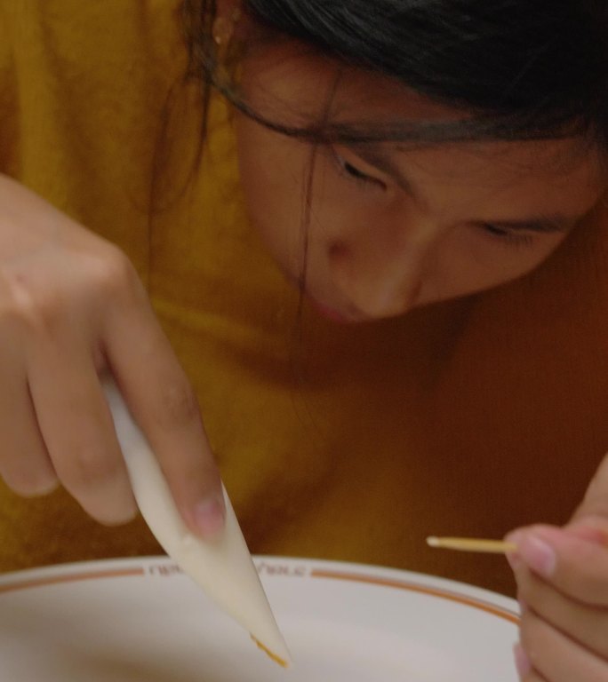 亚洲儿童在晚上一起在家里装饰糖霜饼干，这是万圣节的生活方式理念。