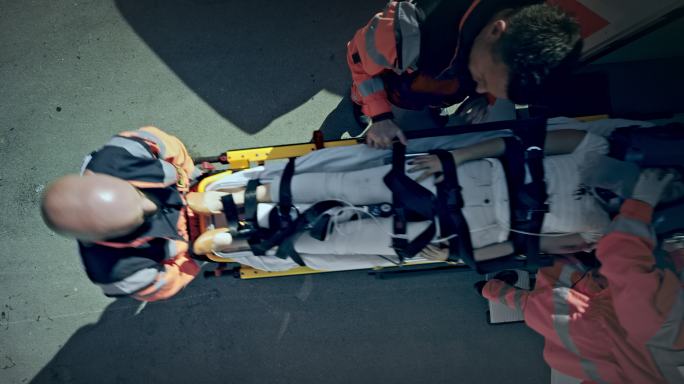 CS救护队用担架将车祸受害者抬进救护车