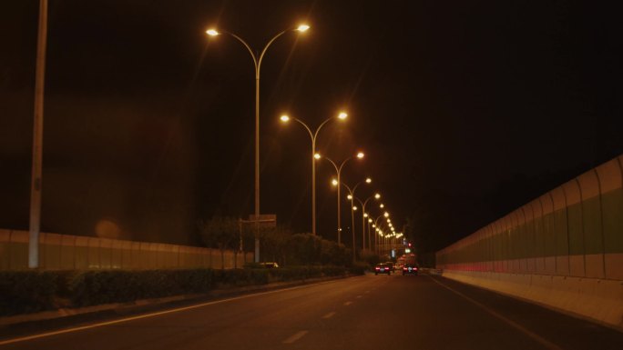 夜间城市桥上，道路上的路灯