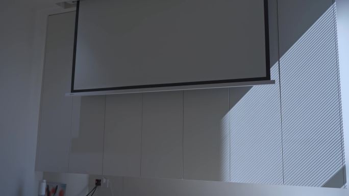 现代家居装修的白色收纳柜和电动投影幕布