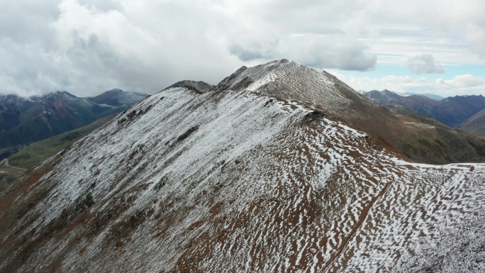 航拍西藏高原雪山