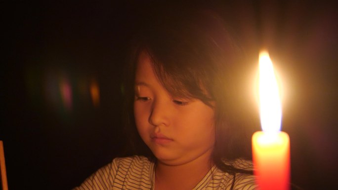 烛光下写作学习写信蜡烛儿童小孩小女孩