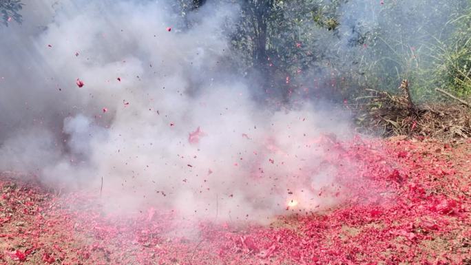 重阳节拜祭鞭炮齐鸣火光重雾烟雾缭绕