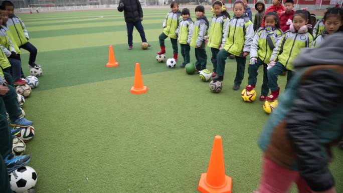 小学生足球学习训练