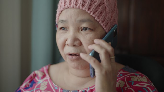 亚洲癌症高龄女性使用智能手机的肖像