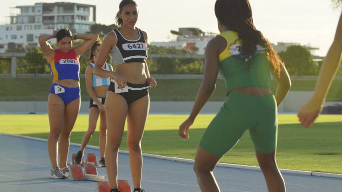 女子田径运动员在起跑台热身