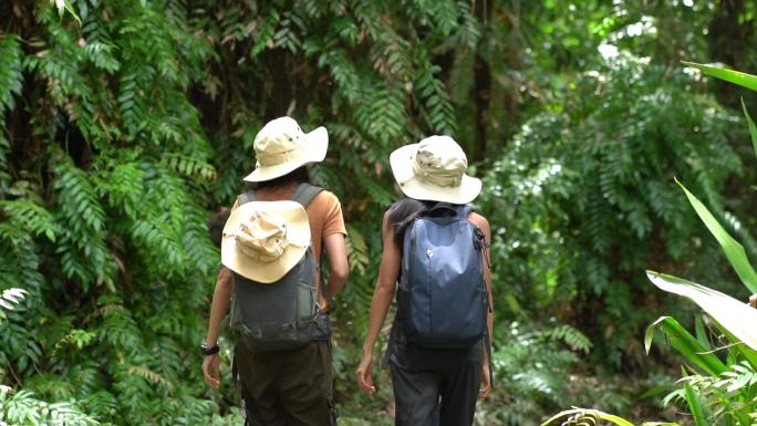 两名亚洲女性游客在热带森林中进行探险。