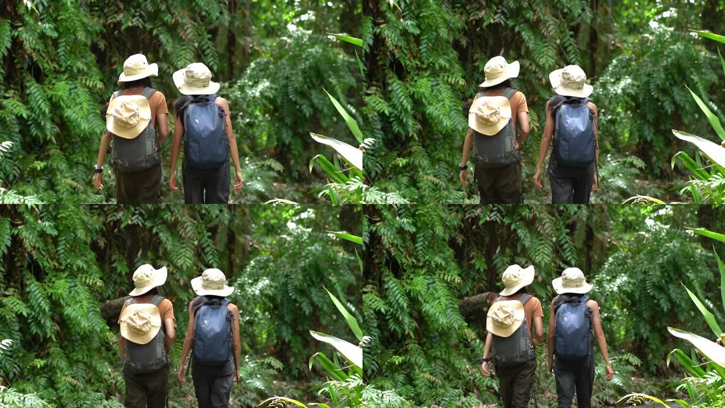 两名亚洲女性游客在热带森林中进行探险。