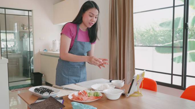 人们学会在自己的家庭生活中制作寿司