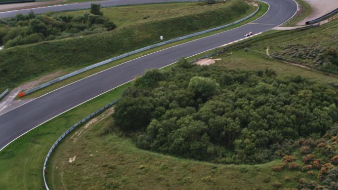 方程式赛车在赛道上行驶