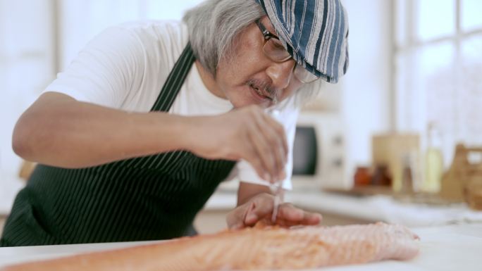 吃健康的生鱼片取刺日本料理