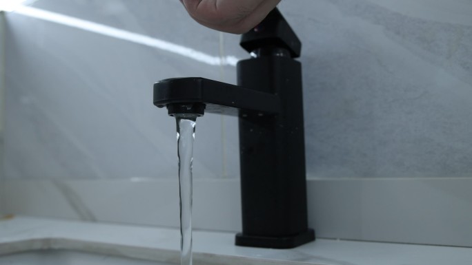 洗手台水龙头流出清澈的水
