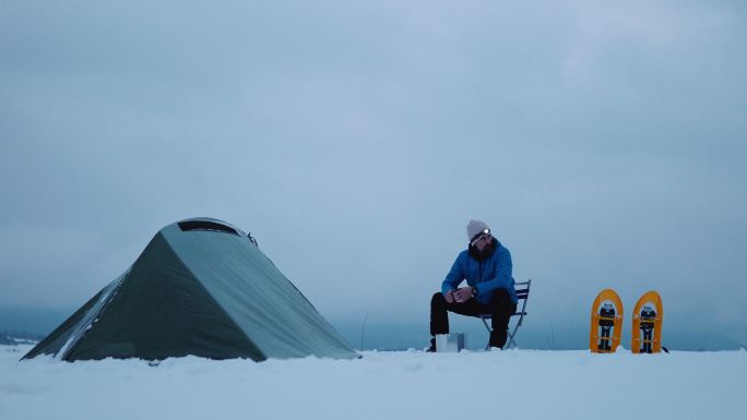 成熟的旅游帐篷，夜间独自在冬山露营。