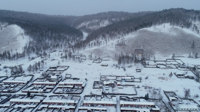 航拍大兴安岭下雪后山村人家