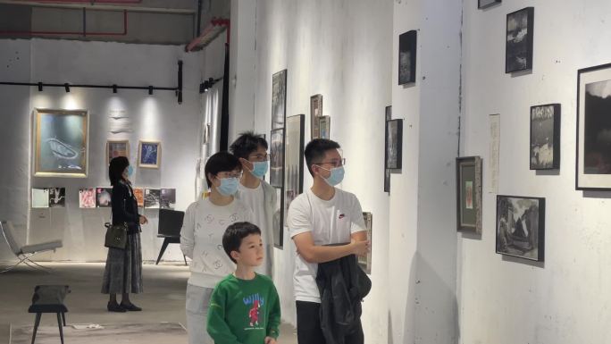 美术艺术馆看展的人