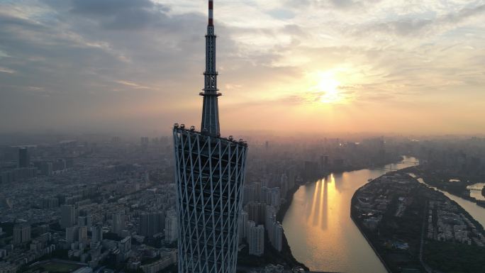 航拍夕阳下的广州塔天际线