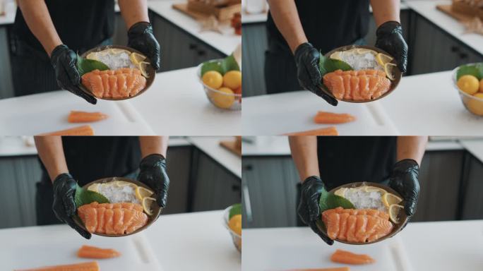 展示鲑鱼生鱼片的日本厨师。日本料理