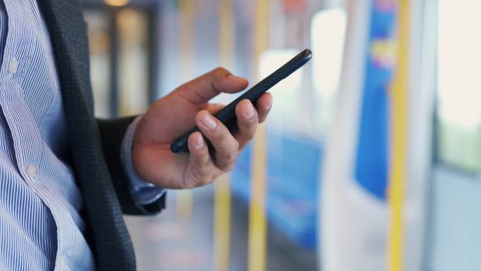 在地铁列车上用手机工作的商务人员视频通话