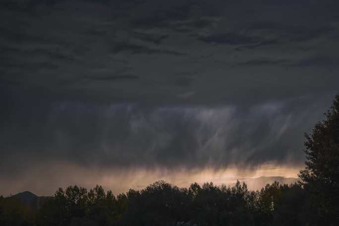 西藏高原暴风雨