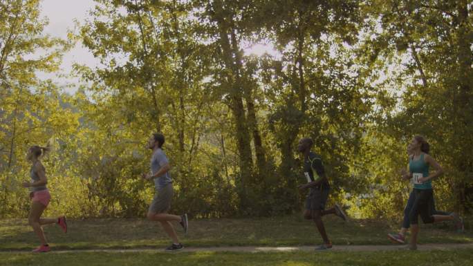 成年人参加比赛跑步森林马拉松