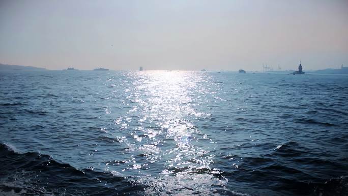 海面海边游艇船实拍平缓驶过海边风景出海