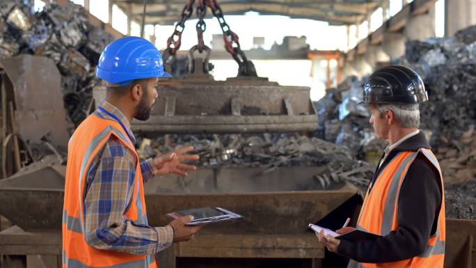 LD碎纸机经理与金属回收设施的运营经理交谈