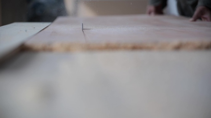 木匠切割木板