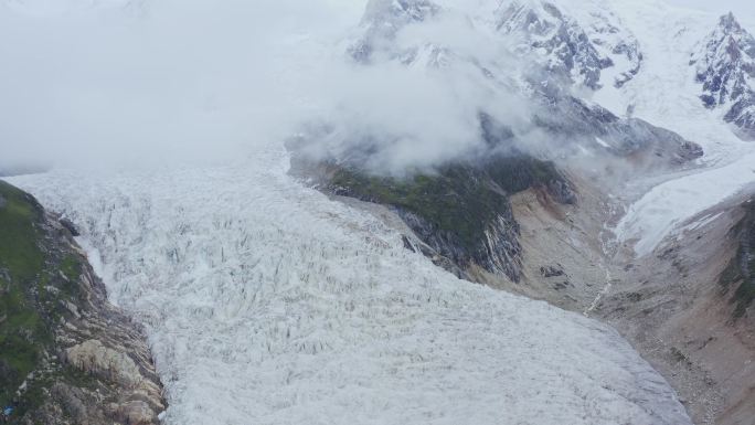 4K航拍布加雪山冰川风光
