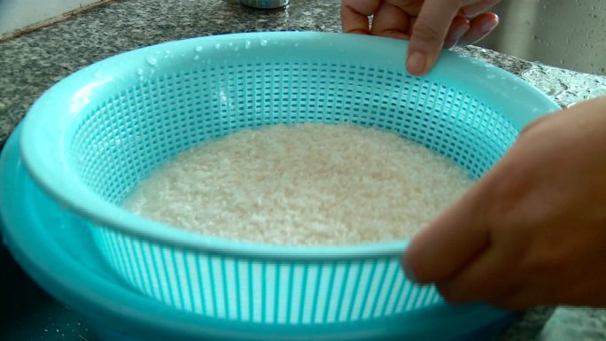 洗米 淘米 家务活 生活 家常活