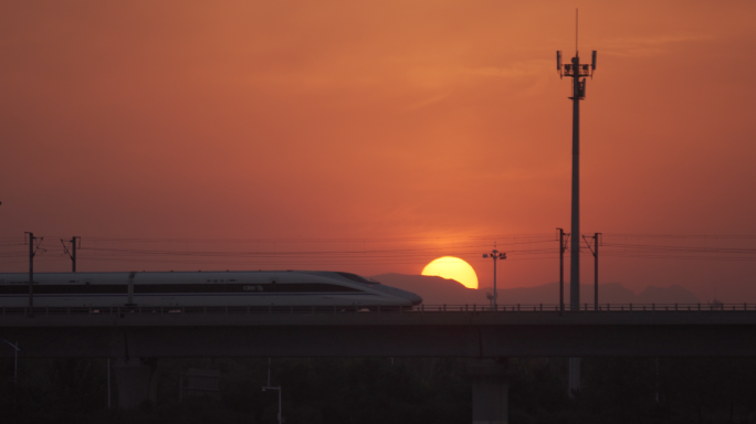 夕阳下的列车