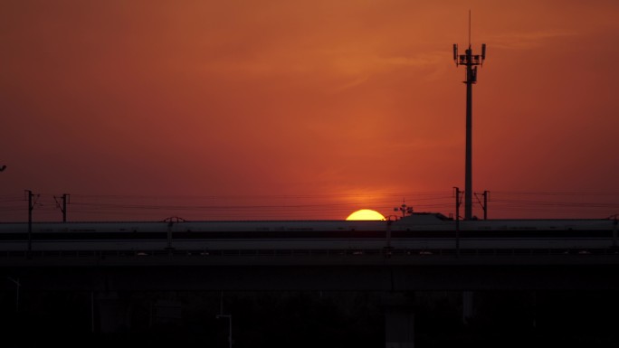 夕阳下的列车