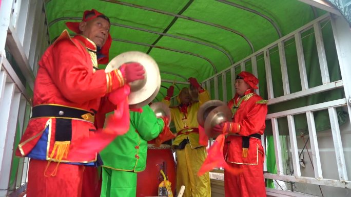 农村婚礼敲锣打鼓表演庆祝传统文化