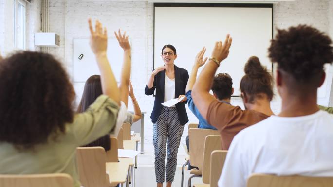 女教授回答学生提问