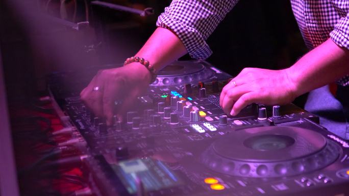 DJ手控音箱，用于在迪斯科俱乐部混合音乐