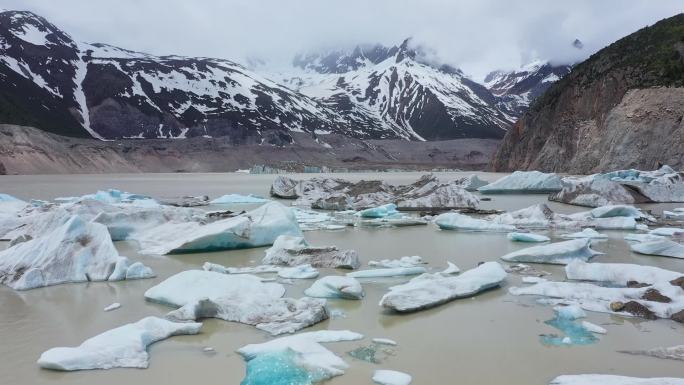航拍夏天来古冰川冰碛湖的浮冰