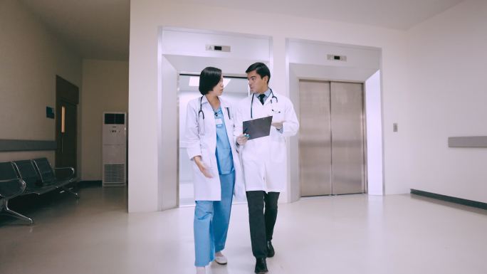 医生们在医院走廊里散步和交谈。
