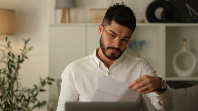 兴奋的男性工人企业家打开邮件阅读好消息