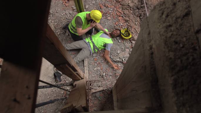 建筑工地发生事故后，建筑工人帮助失去知觉的同事