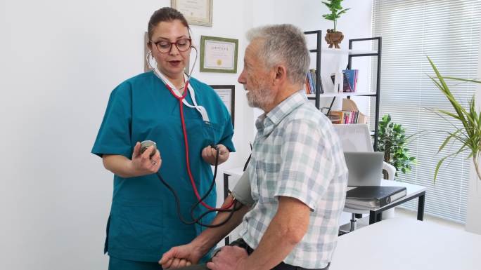 医护人员测量老年人血压