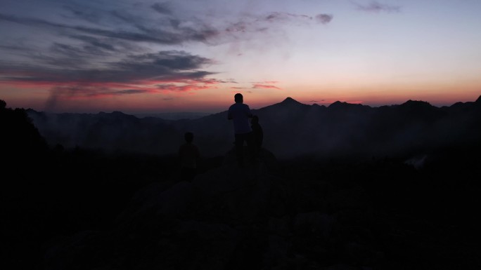 夕阳下 一个人登上山顶眺望远方