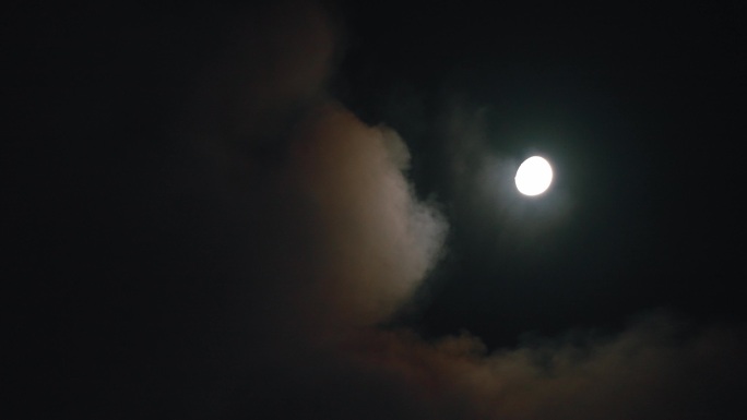 月亮和云雾