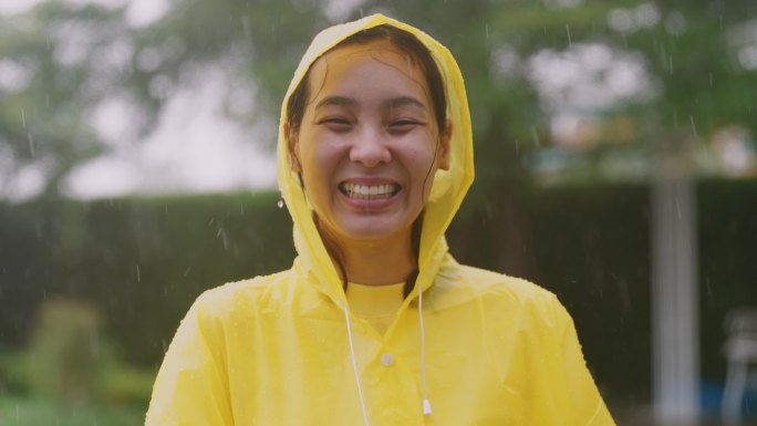 户外淋浴的亚洲年轻女性肖像