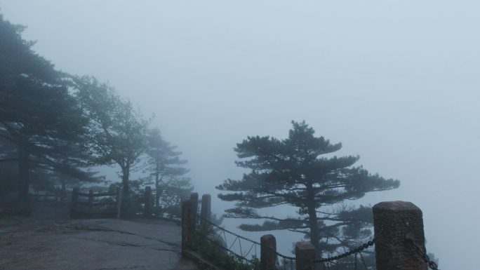 中国安徽黄山风雨中的“Pailing Cloud Pavilion”