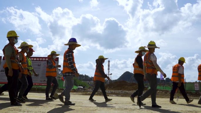 一群工人走进工地建筑工地农名工城市建设