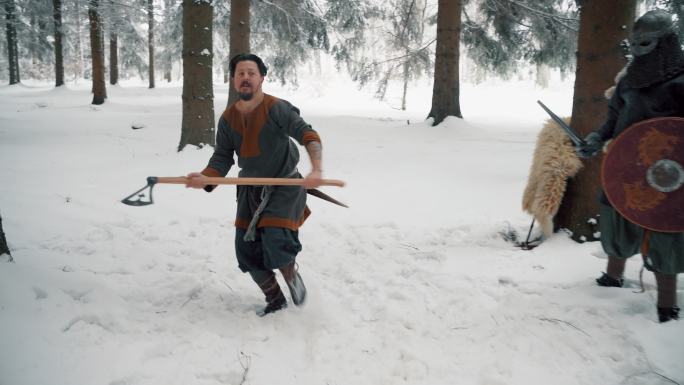 中世纪的武士们在森林里练习战斗技巧